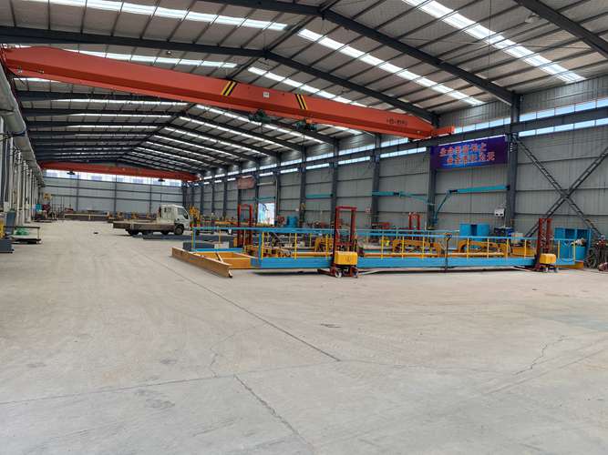 后翻自卸半掛車廠房場景