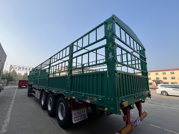 倉(cāng)柵式運(yùn)輸半掛車廠家 倉(cāng)柵式運(yùn)輸半掛車廠家