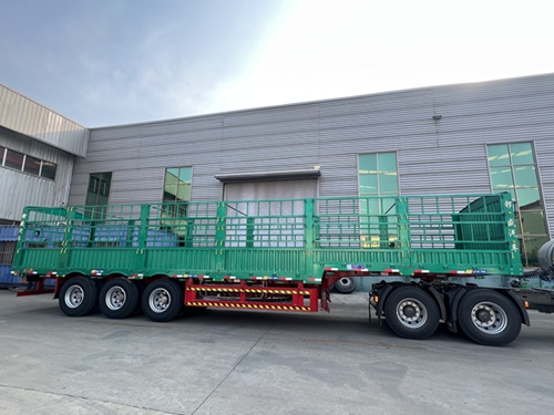 倉(cāng)柵式運(yùn)輸半掛車(chē)廠(chǎng)家